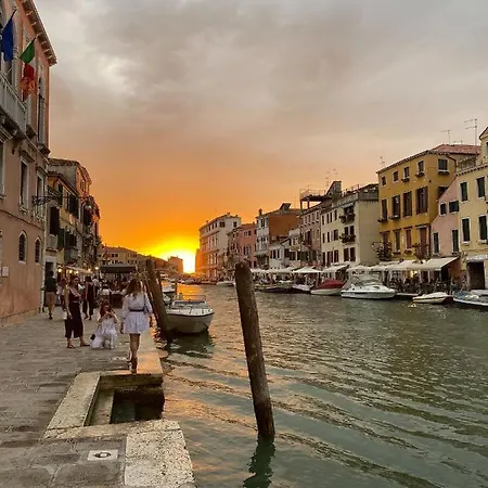 Palazzo Veneziano Direct At The Canal With Roof Terrace