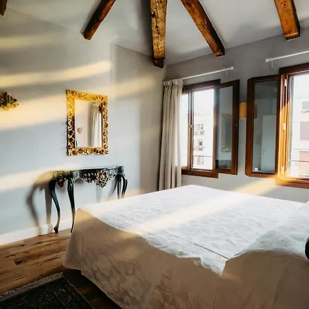 Holiday home Palazzo Veneziano Direct At The Canal With Roof Terrace