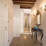 بيت للعطل Palazzo Veneziano Direct At The Canal With Roof Terrace