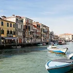 Palazzo Veneziano Direct At The Canal With Roof Terrace البندقية