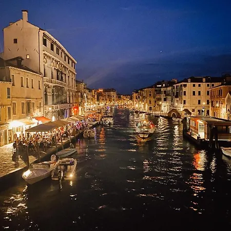 Palazzo Veneziano Direct At The Canal With Roof Terrace Velence