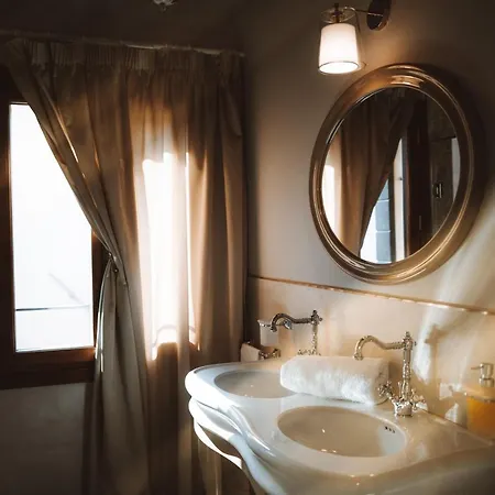 Palazzo Veneziano Direct At The Canal With Roof Terrace * Velence