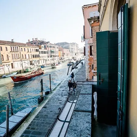 Nyaraló Palazzo Veneziano Direct At The Canal With Roof Terrace *