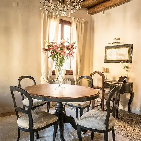 Palazzo Veneziano Direct At The Canal With Roof Terrace * Velence
